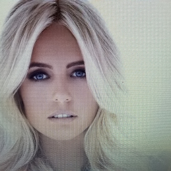 Beautiful 24" Blonde heat-resistant Synthetic Wig - Picture 8 of 8